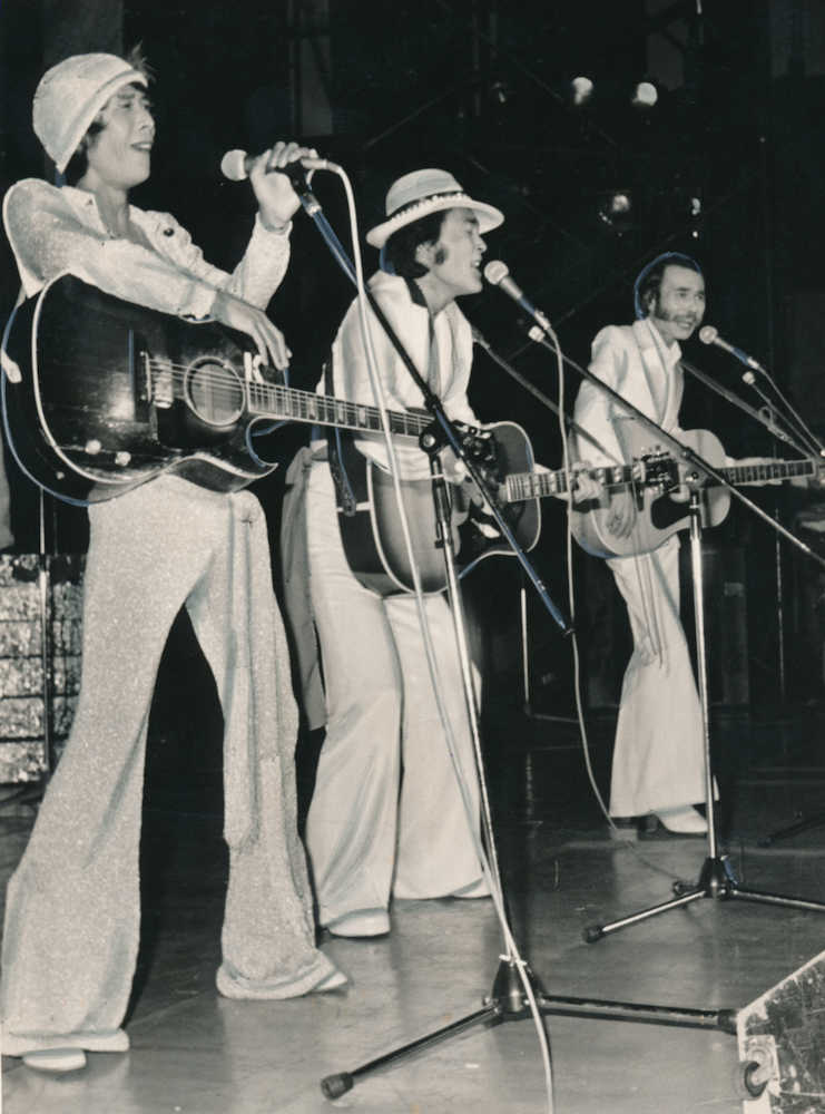 １９７７年６月、演奏する（左から）山下敬二郎さん、平尾昌晃さん、ミッキー・カーチス