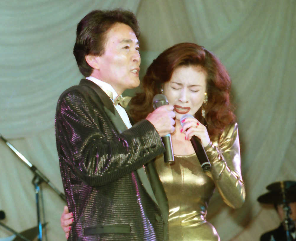 ９８年６月、平尾昌晃さんの音楽生活４０周年パーティーで小柳ルミ子と