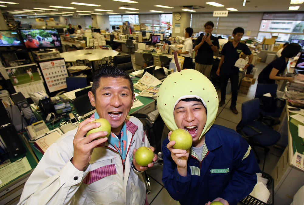 梨をアピールしにスポニチ東京本社にやってきたお笑いコンビ・笑い飯の哲夫（左）と加藤アプリ