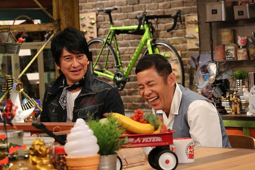 「おかべろ」で談笑する川崎麻世（左）と岡村隆史