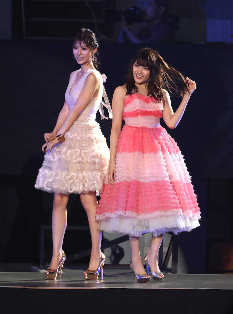 艶やかな衣装でファンを魅了する「まりあんにん」の阿部マリア（左）と入山杏奈