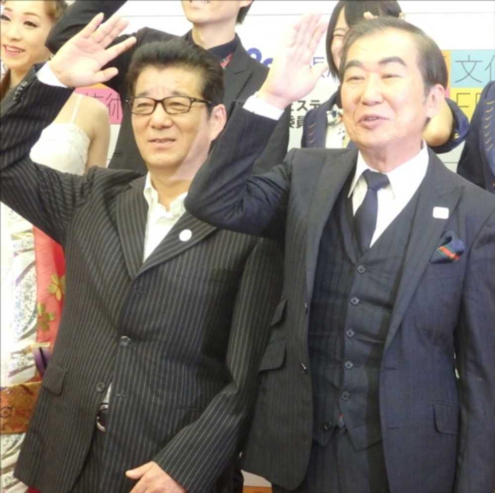 「大阪文化芸術フェスに、いらっしゃ〜い！」と呼びかける桂文枝（右）と松井一郎大阪府知事