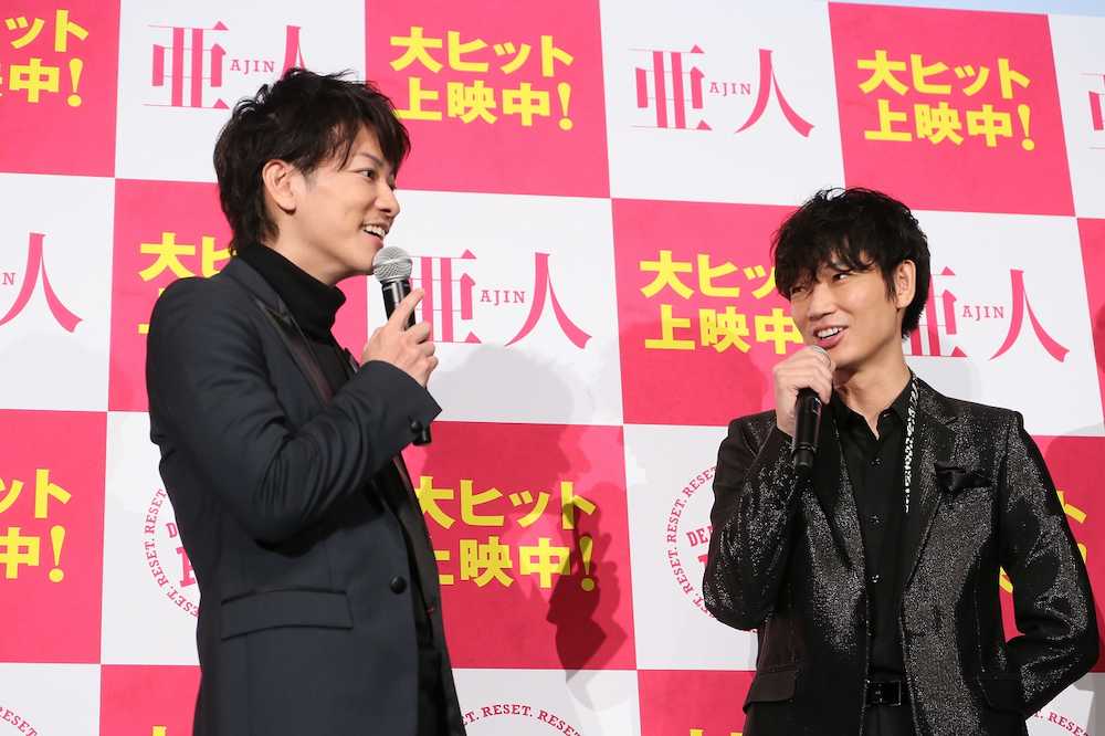 映画「亜人」の初日舞台あいさつに登壇した、佐藤健（左）と綾野剛