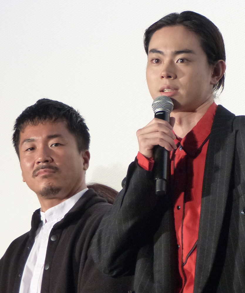 ボクサー菅田将暉、ガウン姿で登場　歓声に「照れちゃう」