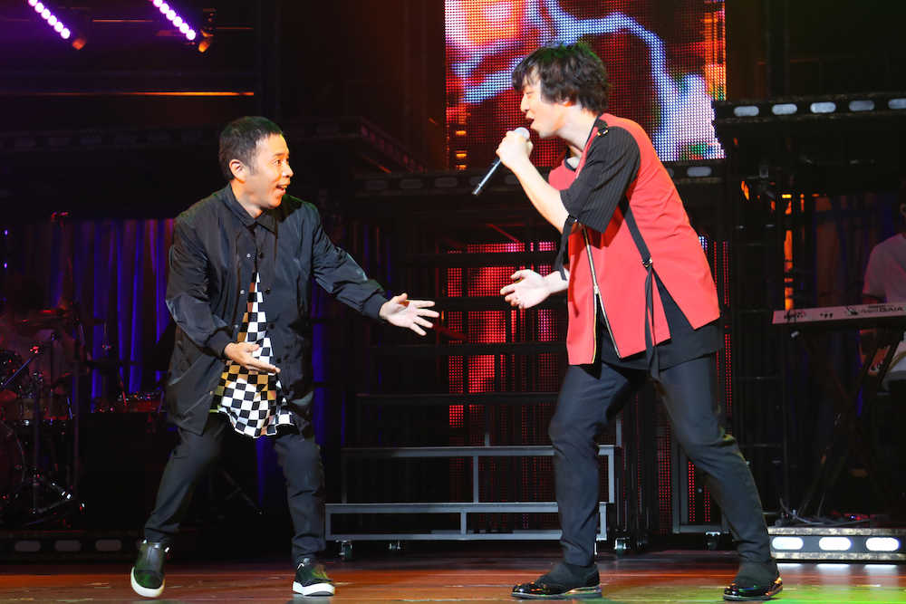 ８日の公演で三浦大知（右）のステージに飛び入り出演したナインティナインの岡村隆史