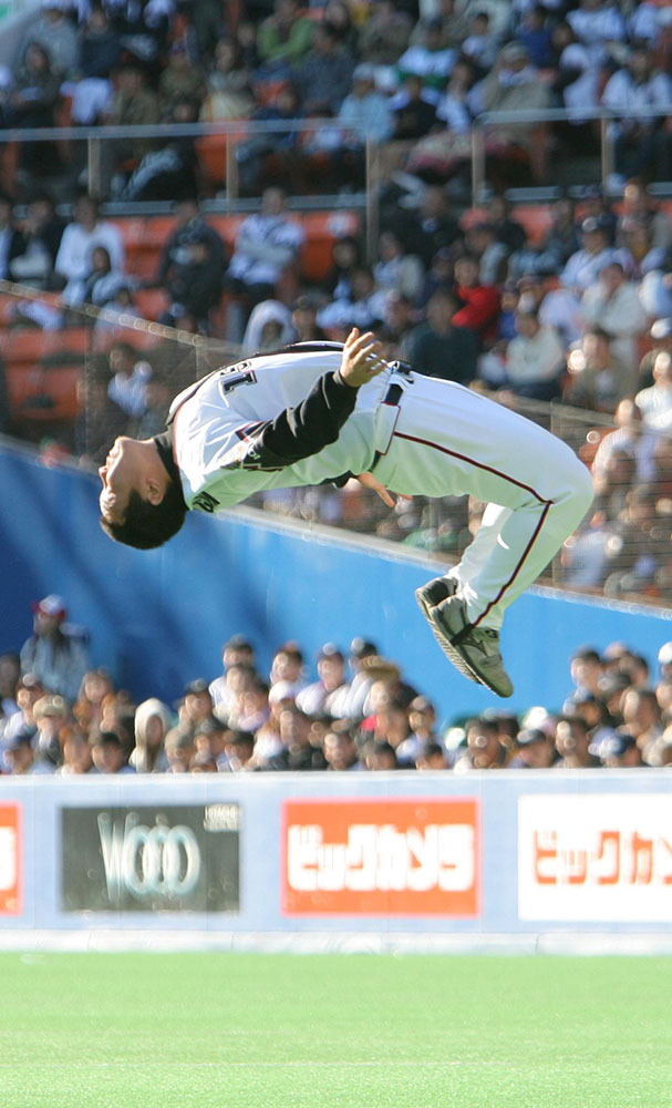 ファンフェストでバック転を披露する柳田投手