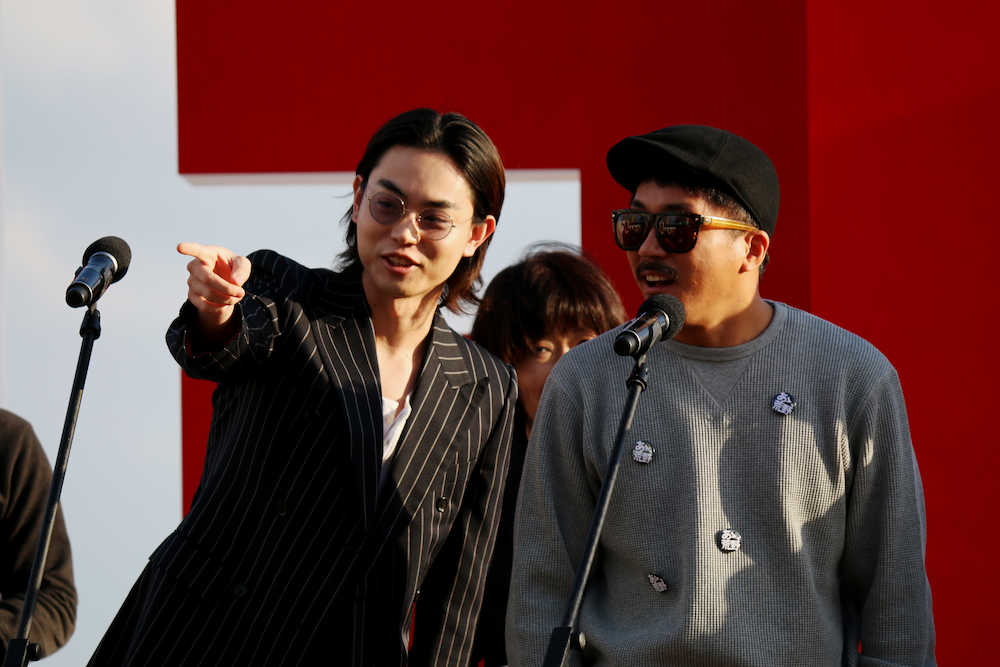 第２２回釜山国際映画祭での「あゝ、荒野」の公式上映に参加した菅田将暉（左）