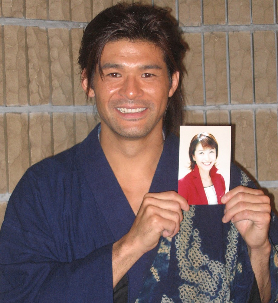 結婚相手のフリーアナウンサー・阿部和加子さんの写真を手に笑顔を見せる俳優の照英