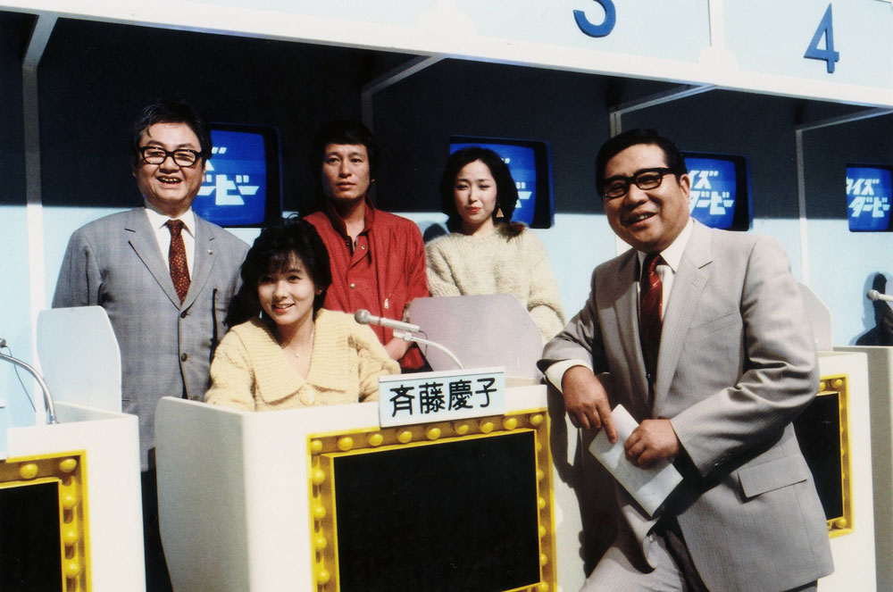 「クイズダービー」の出演者。司会の大橋巨泉（右端）と（左から）篠沢秀夫教授、斉藤慶子、はらたいらさん、竹下景子（ＴＢＳ提供）
