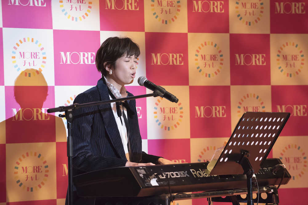女性ファッション誌「ＭＯＲＥ」のイベントで、モノマネ歌唱を披露した佐藤栞里