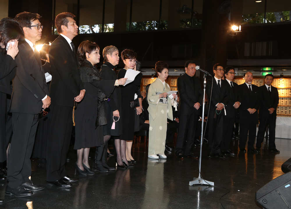 平尾昌晃さん、大合唱で天国へ　３３人「瀬戸の花嫁」華やかに