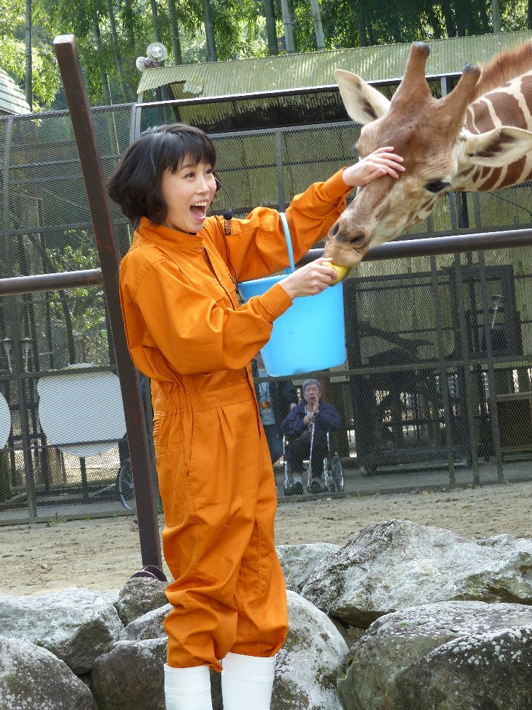 水森かおり　動物園で一日飼育員「キリンの鼻息が凄かった」