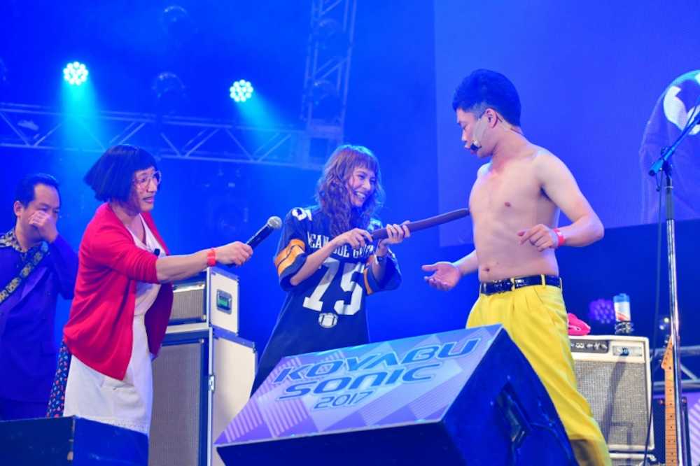 「乳首ドリル」を披露する（右から）吉田裕と「ＳＣＡＮＤＡＬ」のＨＡＲＵＮＡ、見守るすっちー、松浦真也