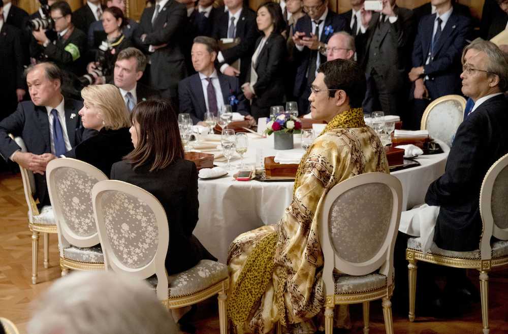 日米首脳の夕食会に出席したピコ太郎（手前右）