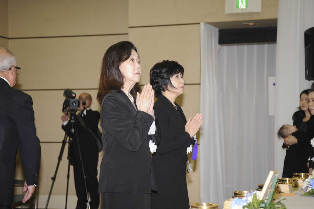 篠沢秀夫さんの告別式で祭壇を見上げて手を合わせる長山藍子（左）と竹下景子