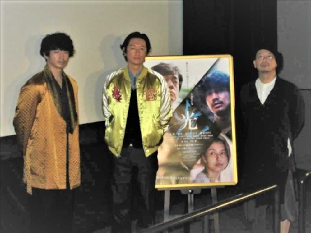 大阪市内で映画「光」の舞台あいさつに登場した（左から）瑛太、井浦新、大森立嗣監督