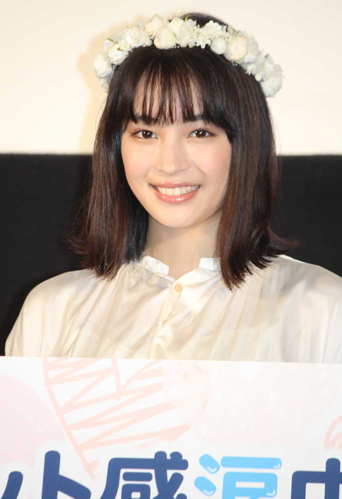 生田斗真が絶賛　白ワンピ＆花冠の広瀬すずは「完全な天使」