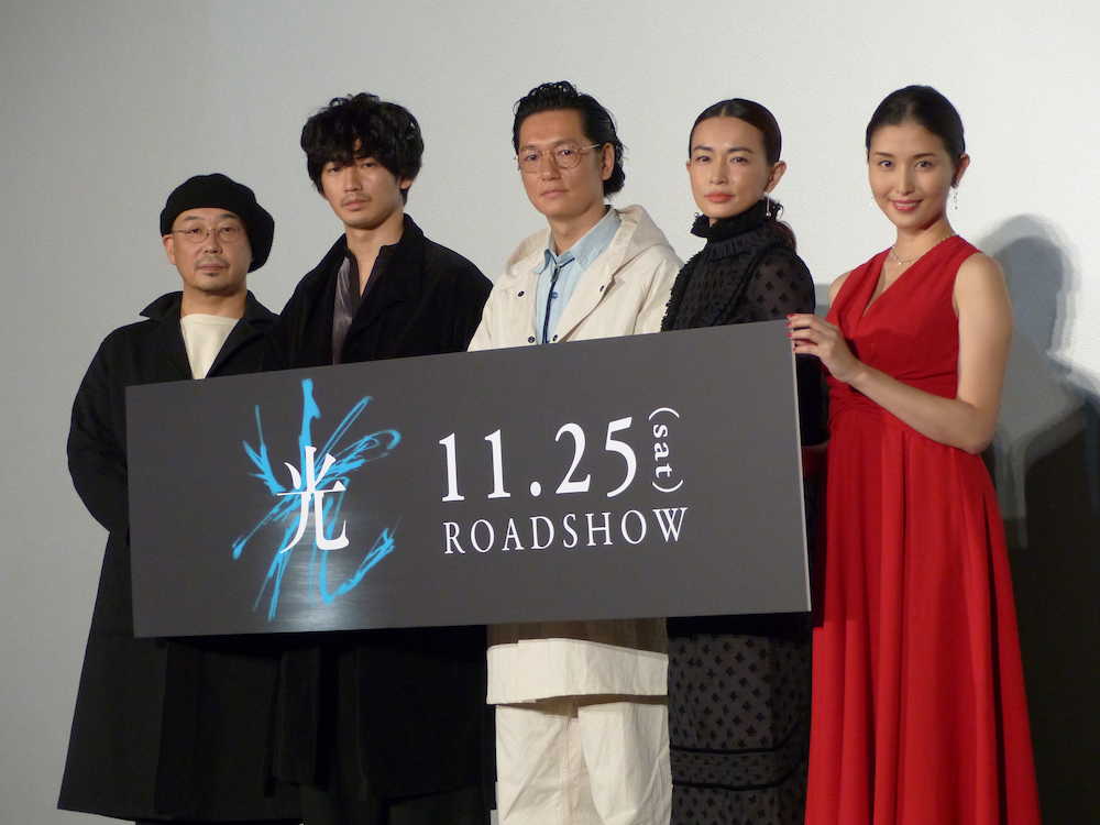 映画「光」の試写会に出席した（左から）大森立嗣監督、瑛太、井浦新、長谷川京子、橋本マナミ