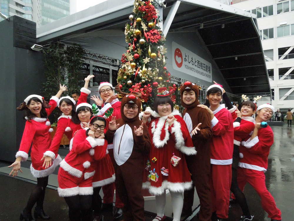 よしもと西梅田劇場に登場したクリスマスツリーの点灯式に参加した吉田裕（右）らホンワカパッパー隊と酒井藍（右から５人目）　　　　