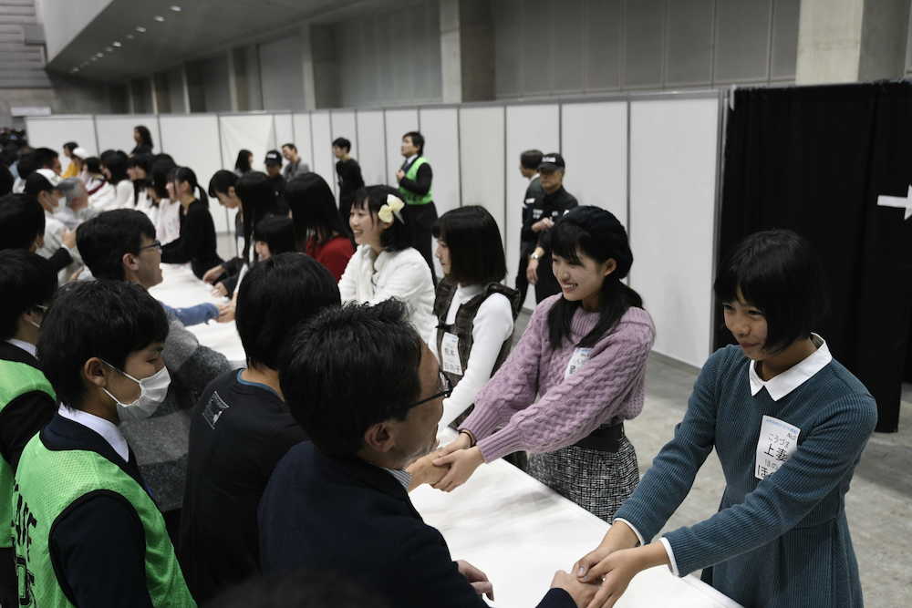 【画像・写真】１５００人「まゆゆ」コール　ラスト握手会「本当に幸せ」