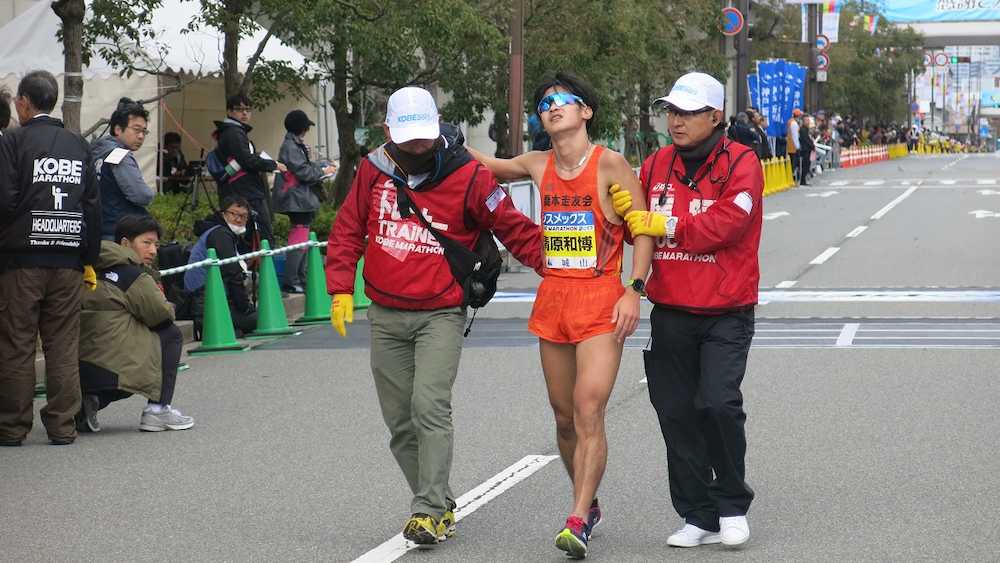 「第７回神戸マラソン」でゴールし、係員に脇を支えられる清原和博さん（右から２人目）