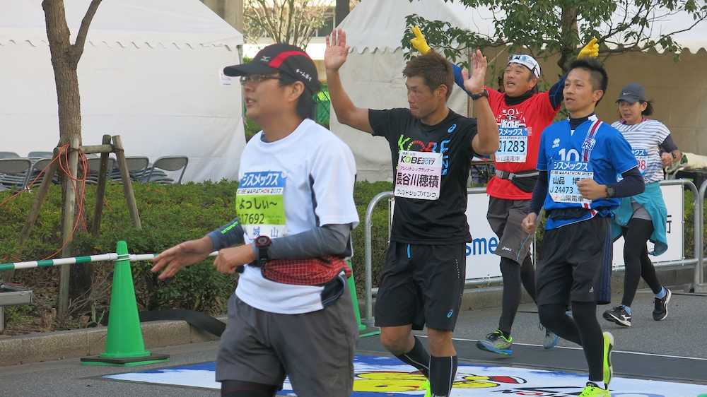 「第７回神戸マラソン」でゴールした長谷川穂積（左から２人目）