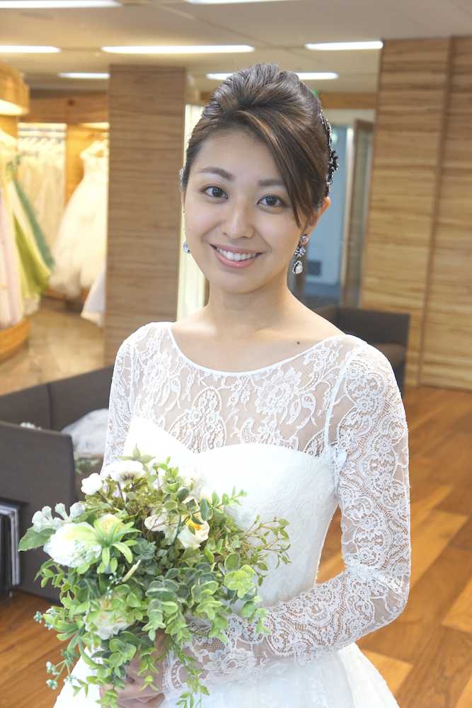 結婚式を前にウエディングドレスの試着をするＡＢＣ大野聡美アナウンサー