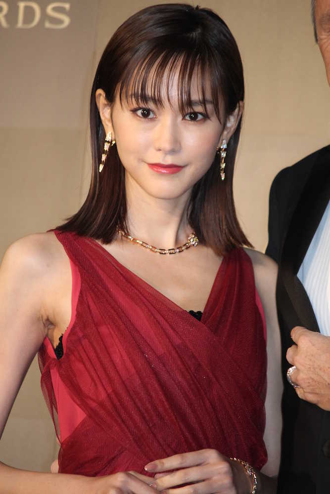 【画像・写真】桐谷美玲　ワインレッドの輝き「素敵な女性は飾らなくても…」