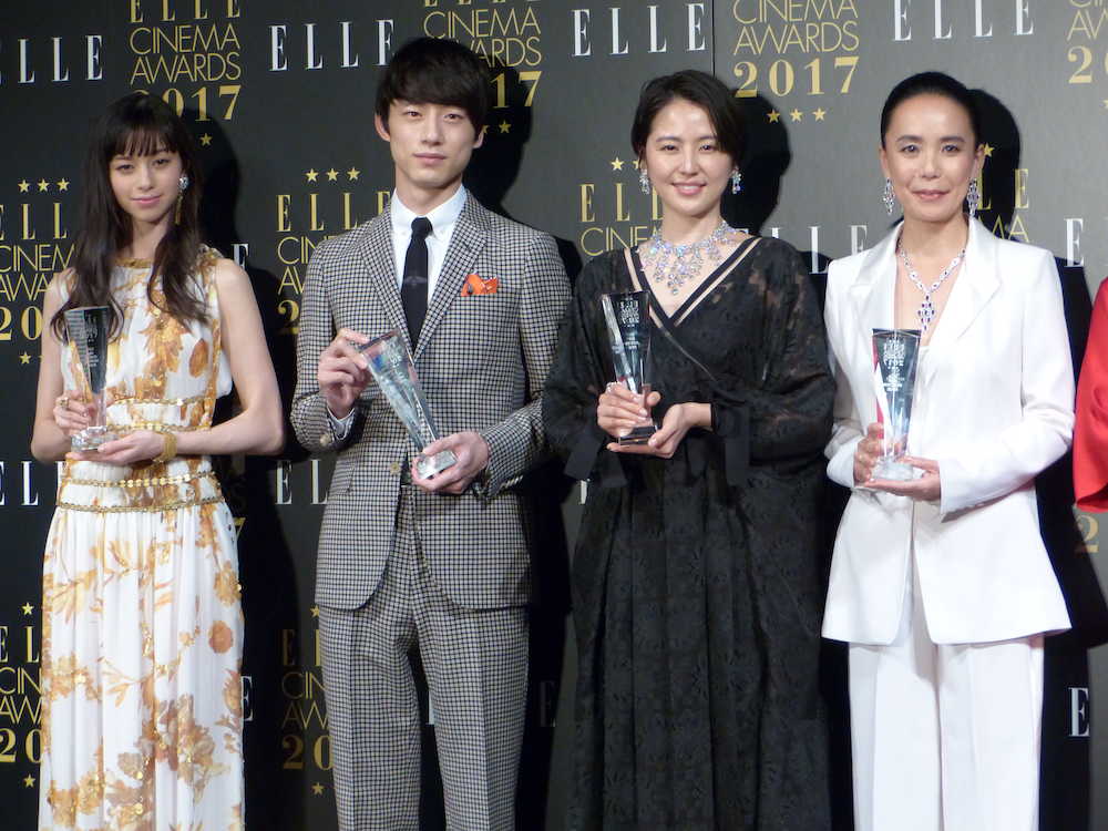 「エル　シネマ大賞２０１７」の授賞式に出席した（左から）中条あやみ、坂口健太郎、長澤まさみ、河瀬直美監督