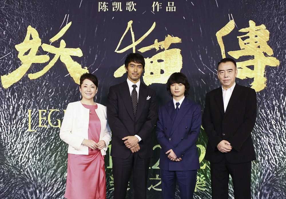 映画「空海」の会見を北京で行った（左から）松坂慶子、阿部寛、染谷将太、チェン・カイコー監督