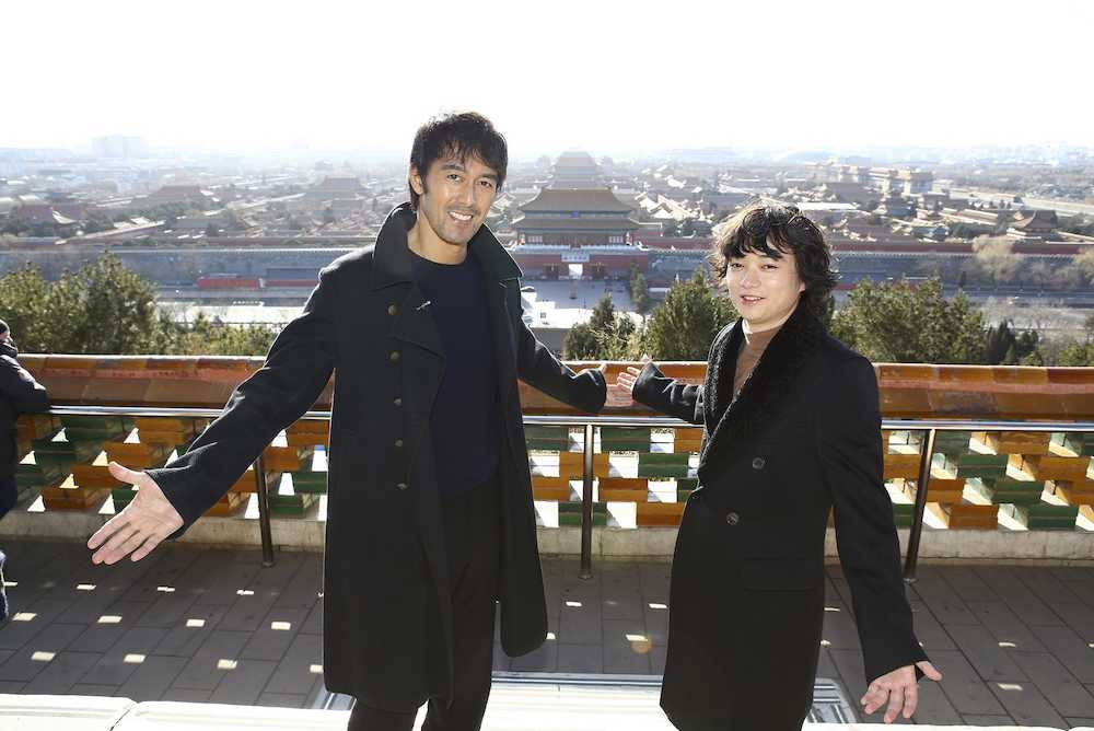 映画「空海」の会見で北京を訪れ、北京を代表する観光名所の景山公園で写真撮影する染谷将太（右）と阿部寛