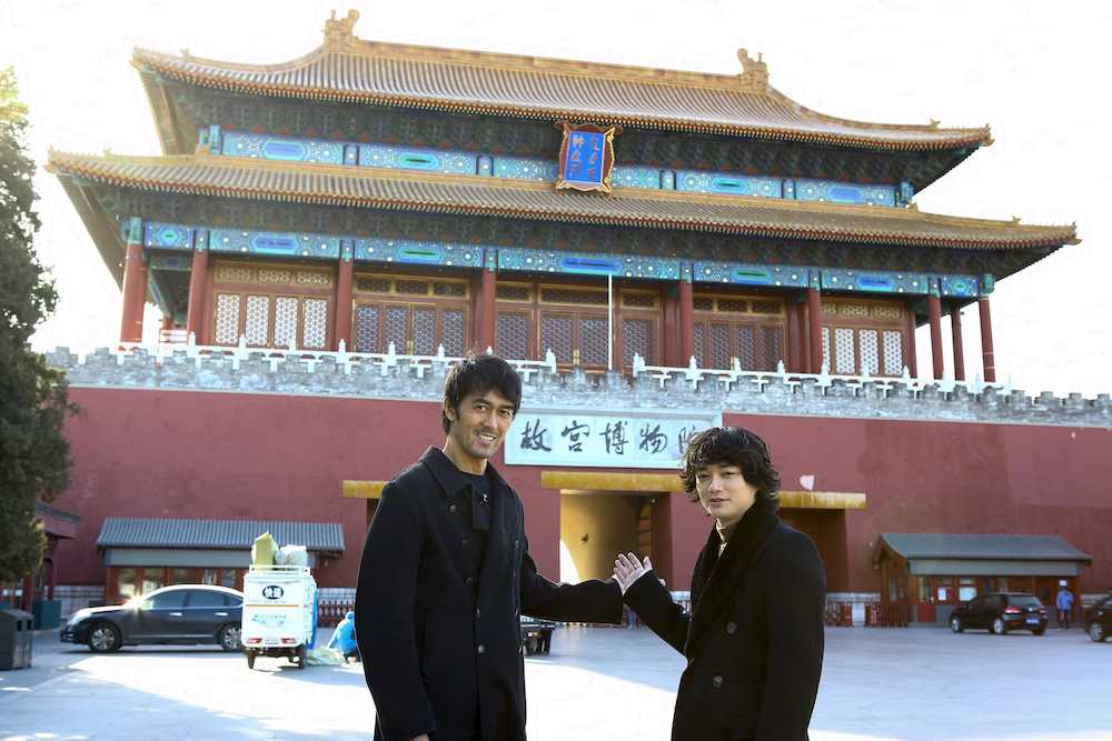 映画「空海」の会見で北京を訪れ、北京を代表する観光名所の紫禁城神武門前で写真撮影する染谷将太（右）と阿部寛