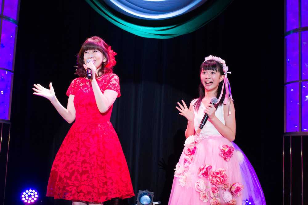 センチメンタルジャーニーを歌う松本伊代（左）阿部夢莉