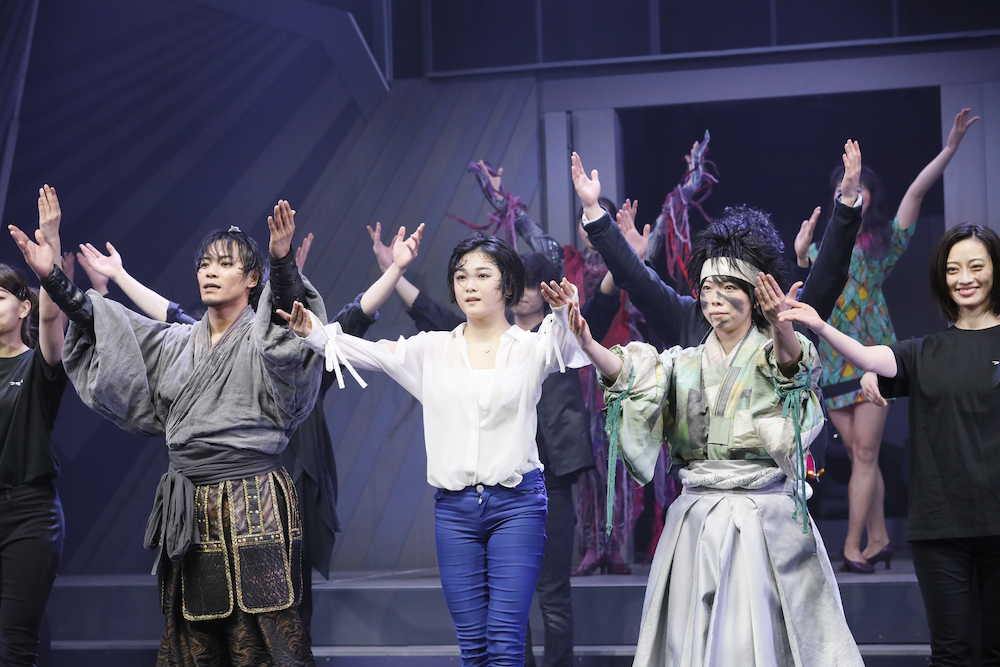 舞台「ＡＬＡＴＡ」千秋楽のカーテンコールで観客にあいさつをするＥｌｉｎａ（中央）と出演者