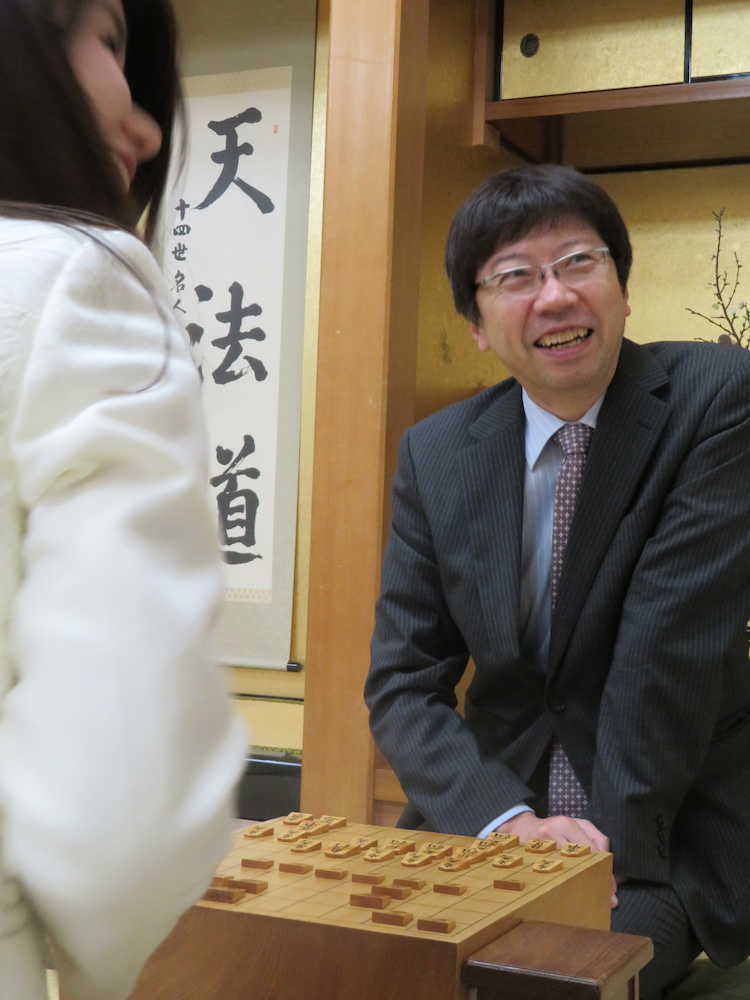 関西将棋会館で行われた指し初め式に参加した藤井聡太四段の師匠、杉本昌隆七段