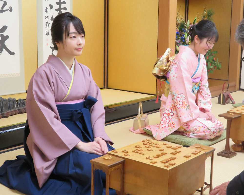 関西将棋会館で行われた指し初め式に参加した室田伊緒女流二段（左）