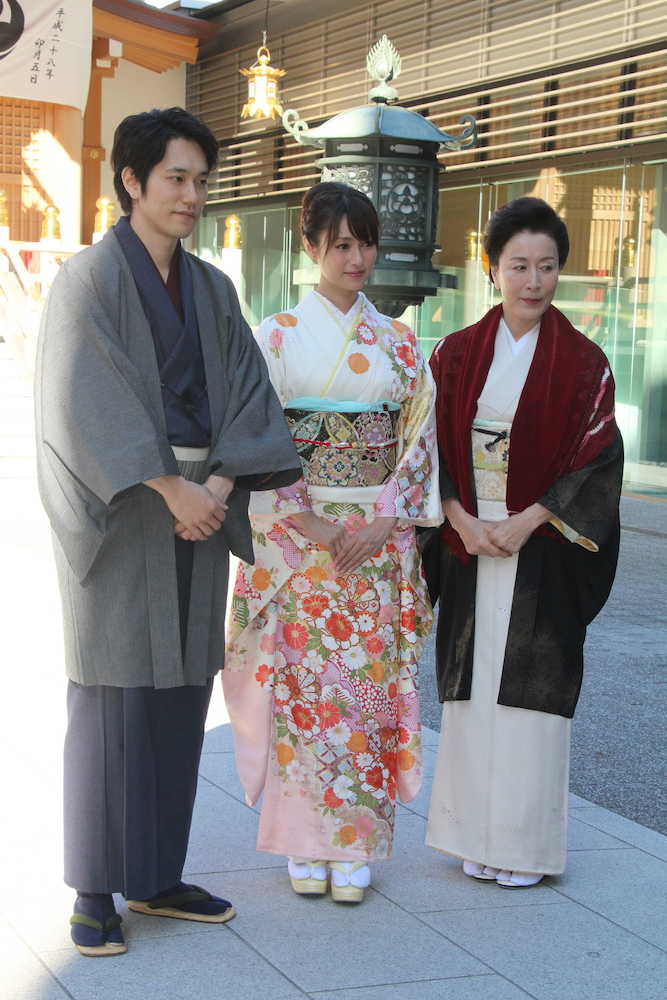 ドラマ「隣の家族は青く見える」のヒット祈願を行った（左から）松山ケンイチ、深田恭子、高畑淳子