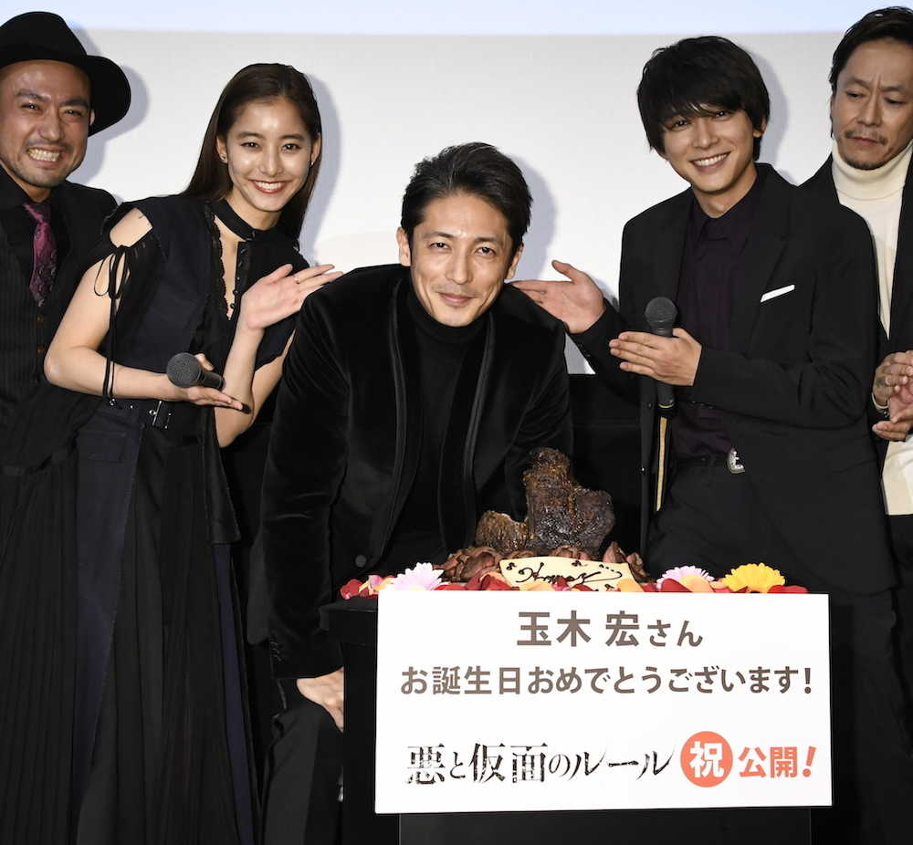 玉木宏　特製５・５キロ“肉ケーキ”の祝福に笑顔「凄いな〜」