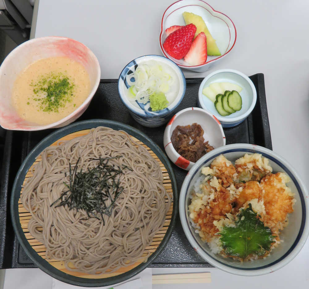 ざるそば＆鶏天丼にフルーツ盛り…藤井四段、昼食もガッツリ