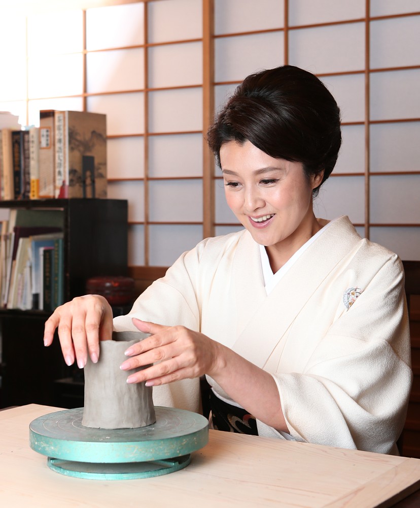 陶芸に打ち込む藤原紀香自。日本の伝統文化を学び、日常生活に取り入れている