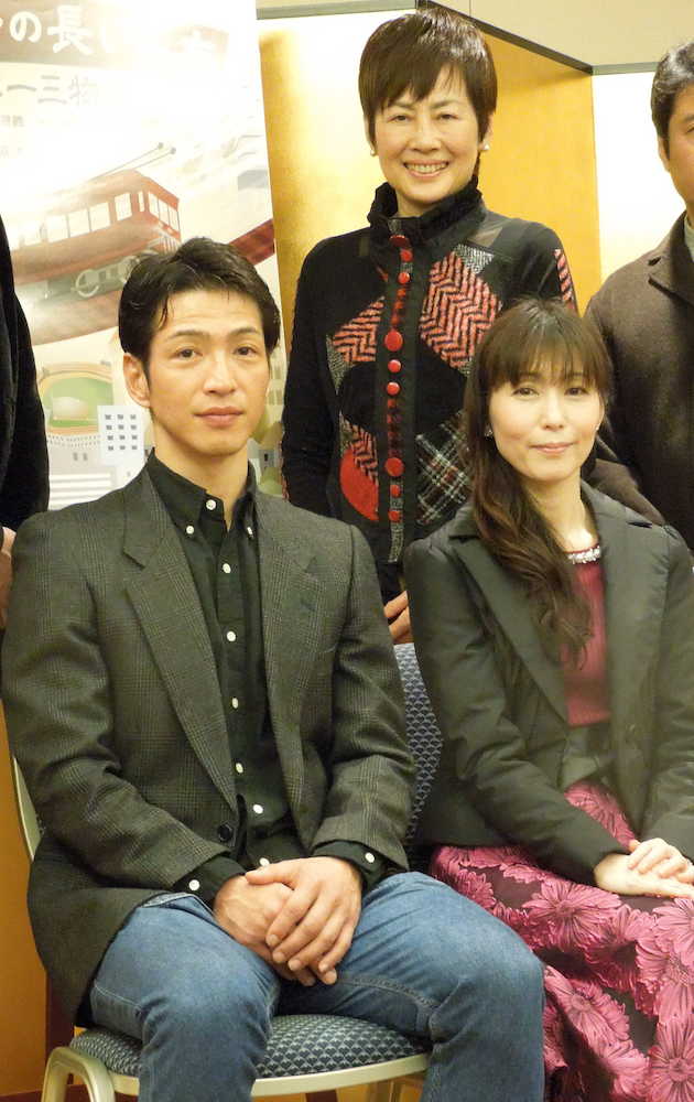 宝塚歌劇団の生みの親、小林一三を演じる瀬川亮（前列左）と妻役の平井久美子（同右）、与謝野晶子役の平みち