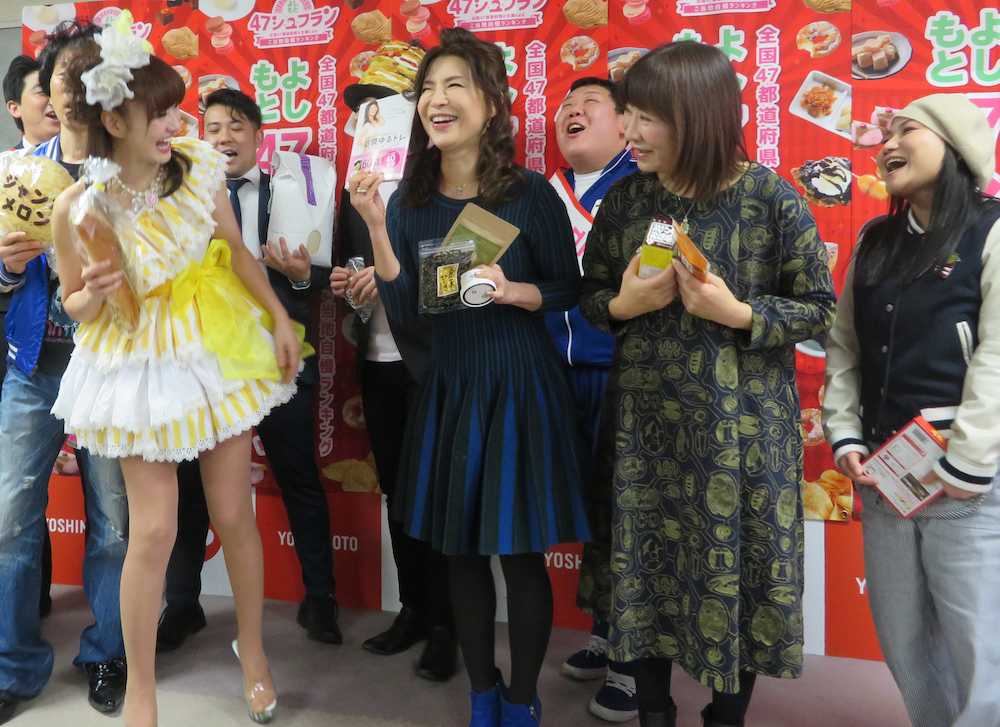 大阪市内で行われた「よしもと４７シュフラン２０１８」の選考試食会に参加した（前列左から）「かつみ・さゆり」のさゆり、シルク、浅香あき恵、島田珠代