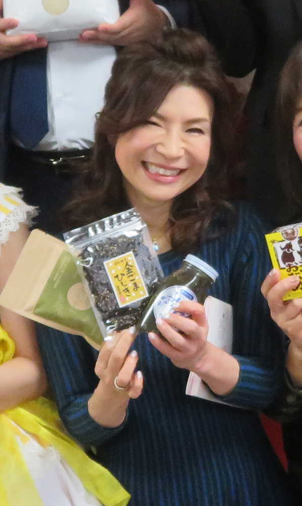 大阪市内で行われた「よしもと４７シュフラン２０１８」の選考試食会に参加したシルク