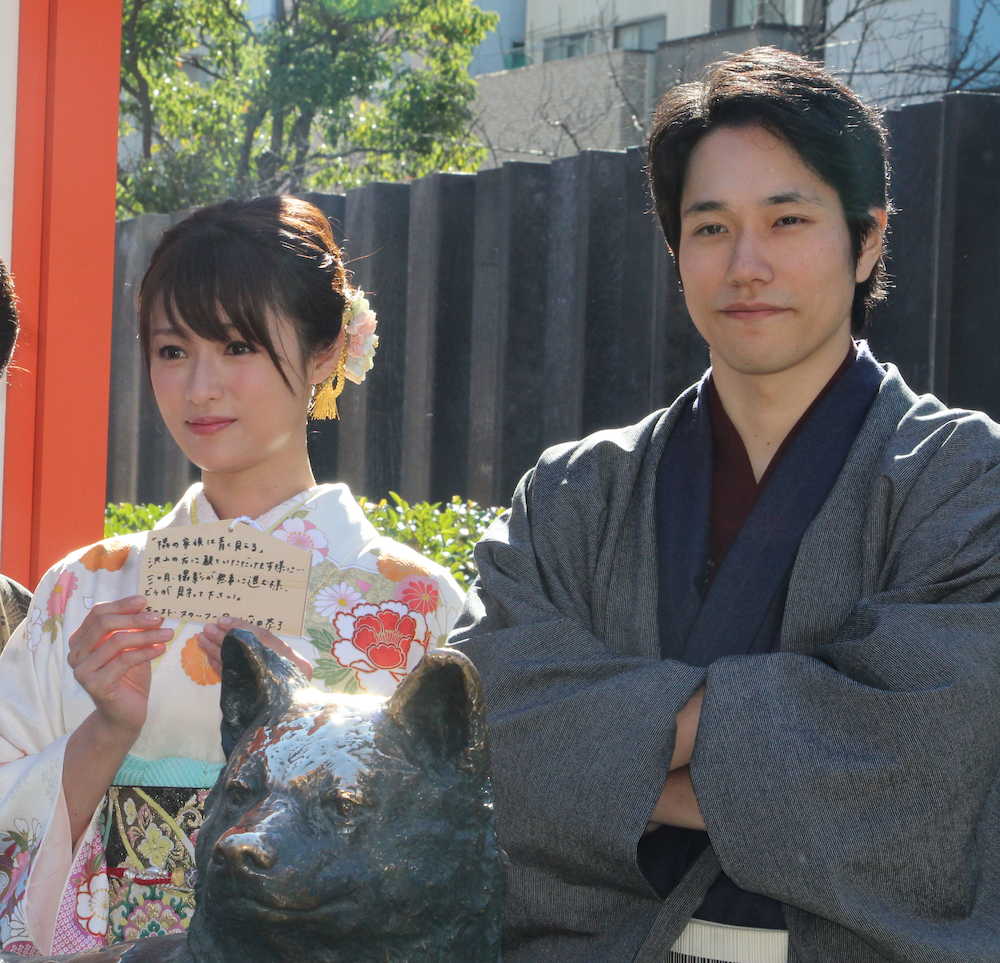 フジテレビ系ドラマ「隣の家族は青く見える」に出演の深田恭子（左）、松山ケンイチ