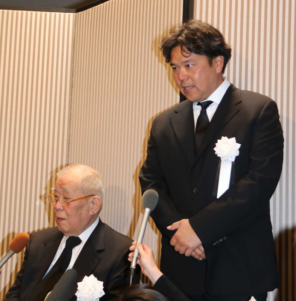 野村沙知代さんお別れの会を終え、思い出を語る野村克也氏（左）と息子の克則氏