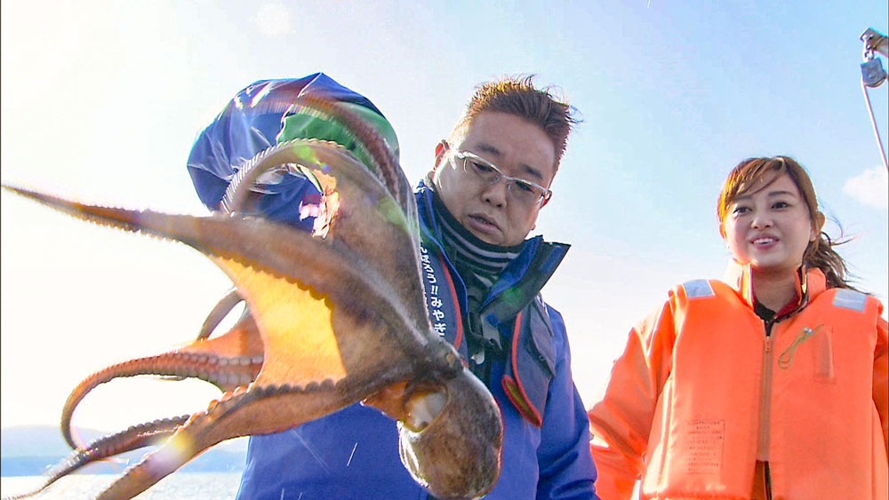 ６０年振りの大豊漁に沸く志津川でタコ漁に挑む伊達みきお（左）と菊地亜美（Ｃ）東北放送