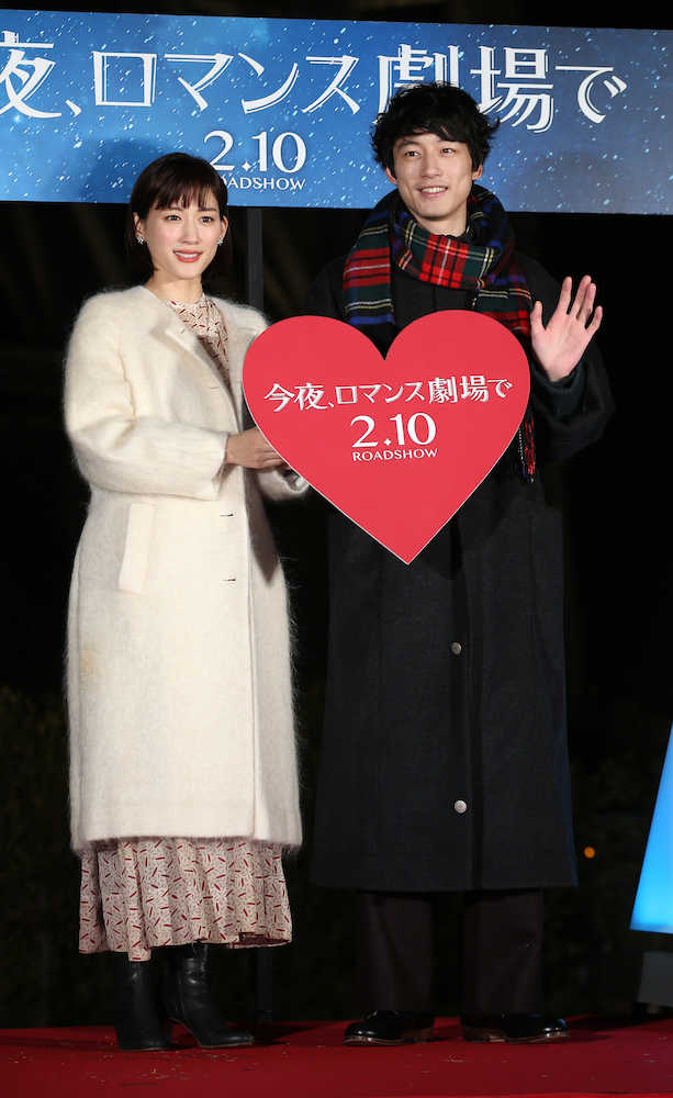 東京スカイツリー点灯式で笑顔で手を振る綾瀬はるかと坂口健太郎