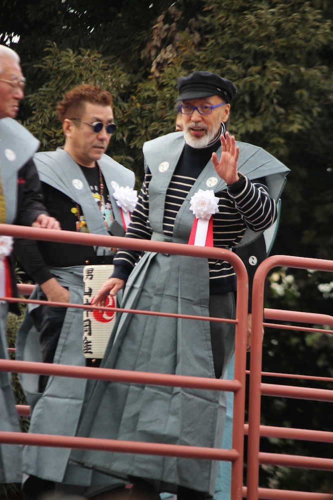 富岡八幡宮で豆まきする（左から）嘉門タツオ、テリー伊藤