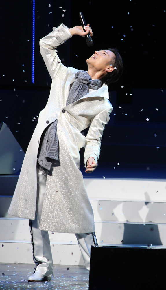 山内惠介　新曲熱唱で“イナバウアー”「たまに羽生選手に似てるって言われる」