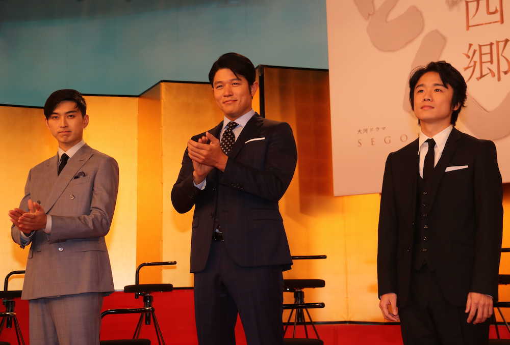 ＮＨＫ大河ドラマ「西郷どん」追加キャスト発表会見に出席した（左から）松田翔太、鈴木亮平、風間俊介